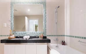 Luxury Apartment, Sea View | Bathroom | Combined shower/tub - Manzil - 2BR in Dubai Marina w Sea View (Dubai)