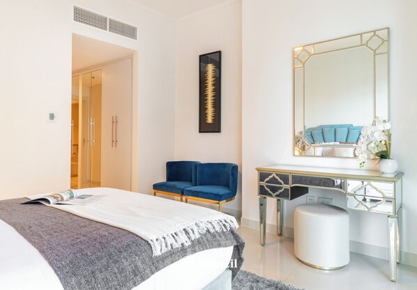 Luxury Apartment, Sea View | Blackout drapes, iron/ironing board, free WiFi - Manzil - 2BR in Dubai Marina w Sea View (Dubai)