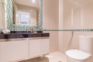 Luxury Apartment, Sea View | Bathroom | Combined shower/tub - Manzil - 2BR in Dubai Marina w Sea View (Dubai)