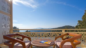 Valley View Classic Room with Balcony | Property grounds - Sterling Valley of Pine Lansdowne (Lansdowne)