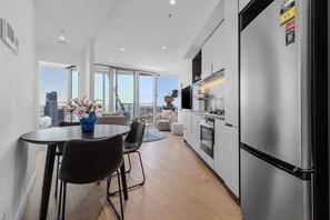 Refrigerador, horno, parrilla de estufa y lavavajillas 