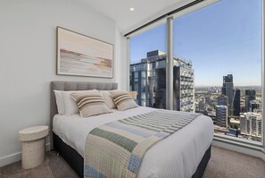 2 habitaciones, escritorio y tabla de planchar con plancha 