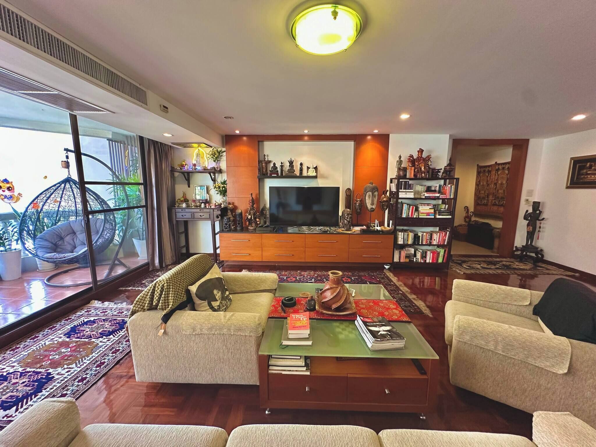 Room, 1 Bedroom, Smoking | Living room | Books