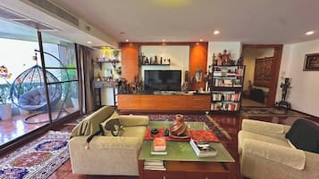 Room, 1 Bedroom, Smoking | Living room | Books