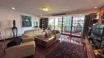 Room, 1 Bedroom, Smoking | Living room | Books