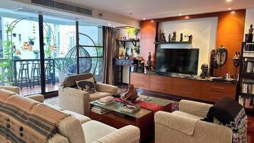 Room, 1 Bedroom, Smoking | Living room | Books