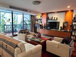 Room, 1 Bedroom, Smoking | Living room