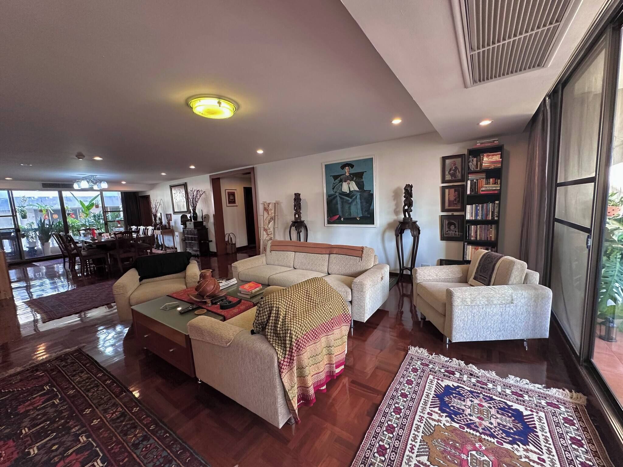 Room, 1 Bedroom, Smoking | Living area | Books