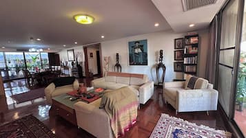 Room, 1 Bedroom, Smoking | Living area