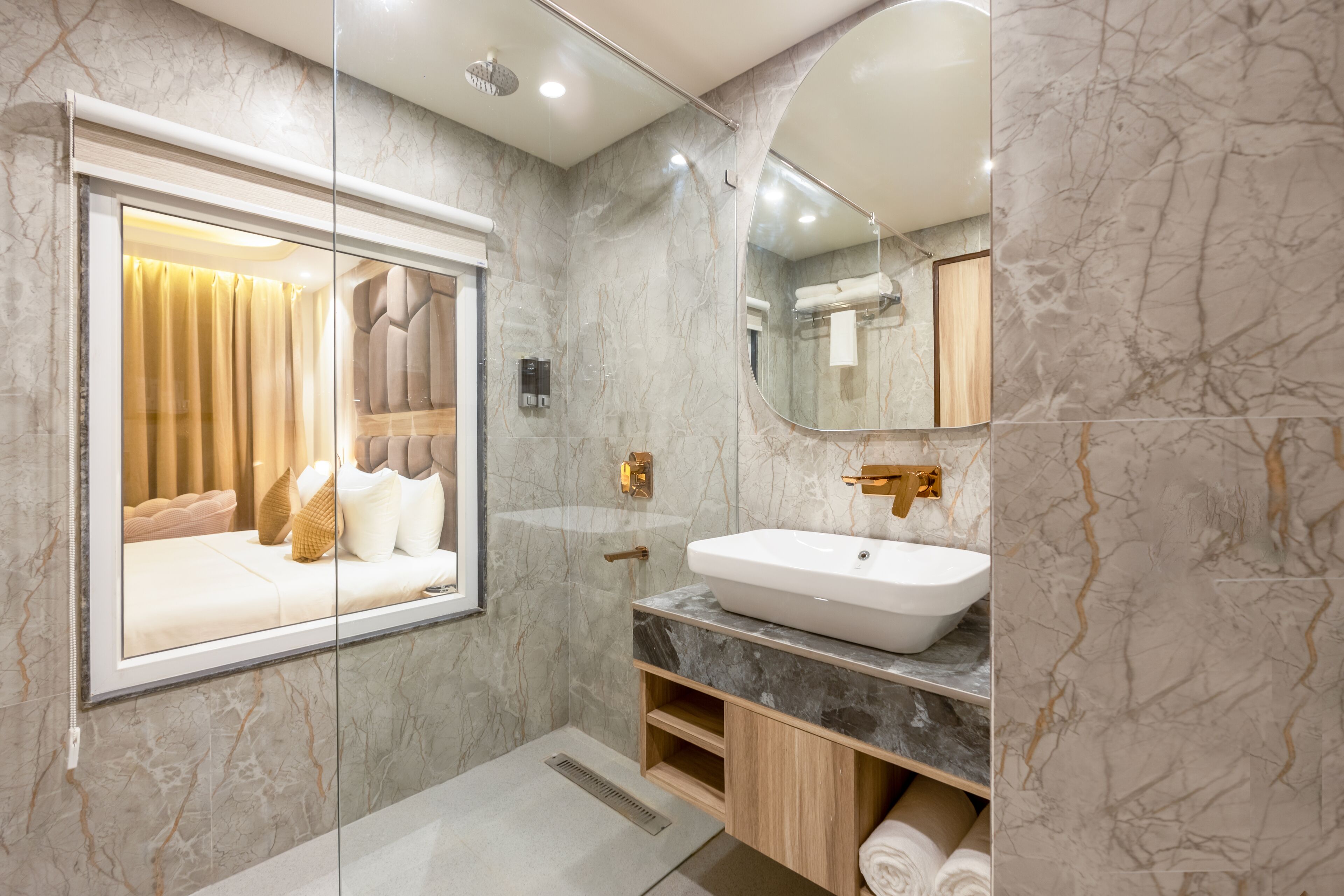 Un baño moderno con un espejo grande, un lavabo integrado y una zona de ducha.