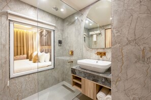 Deluxe Room | Bathroom | Towels, soap, shampoo, toilet paper - Sterling Saryu Ayodhya (Ayodhya)