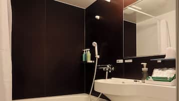 Combined shower/bathtub, free toiletries, hair dryer, slippers