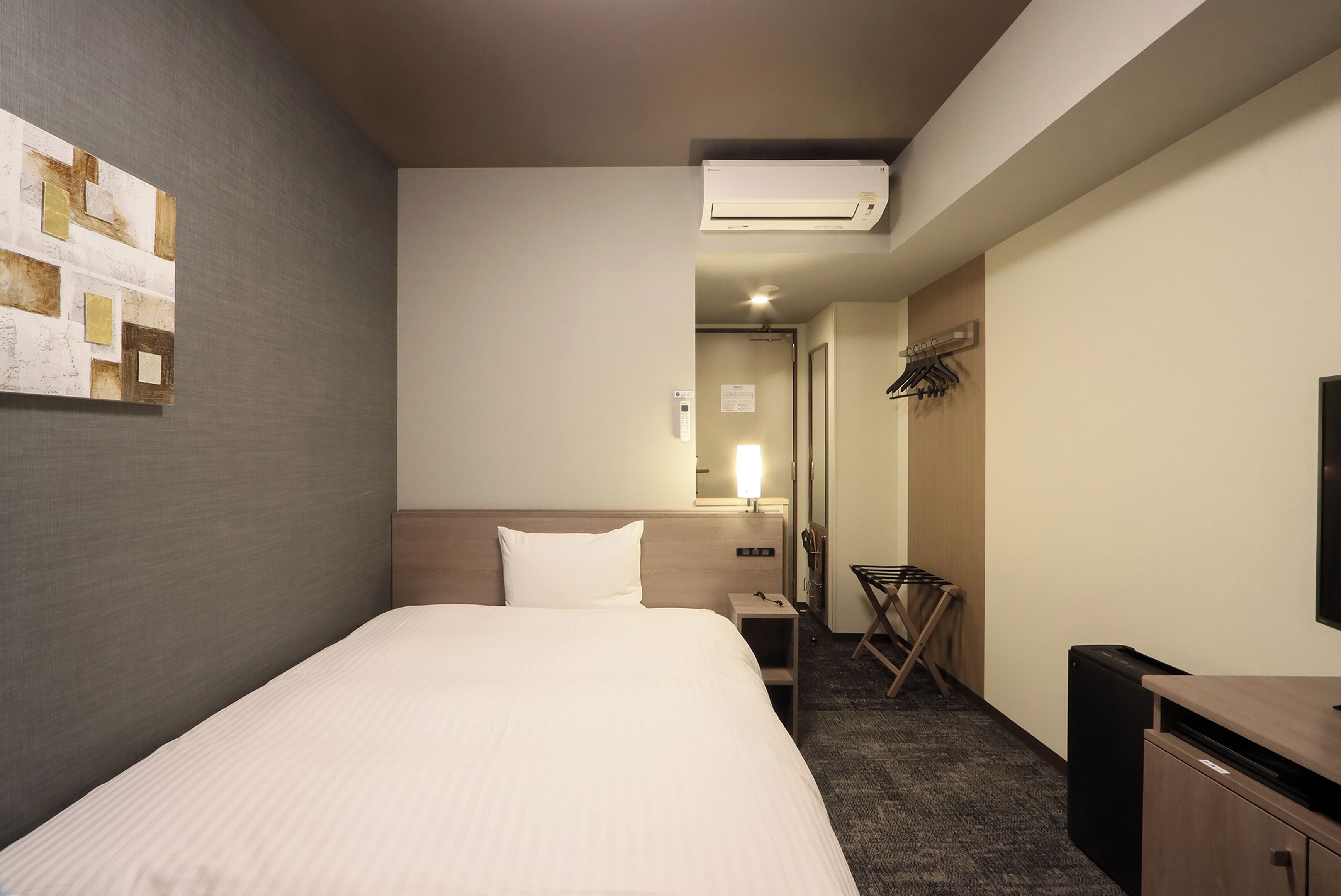 مكتب ومساحة عمل للكمبيوتر المحمول وستائر تعتيم ومكواة/لوح كي