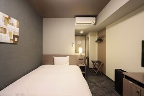 Habitación individual Confort, para no fumadores | Escritorio, espacio para trabajar con laptop y cortinas blackout 