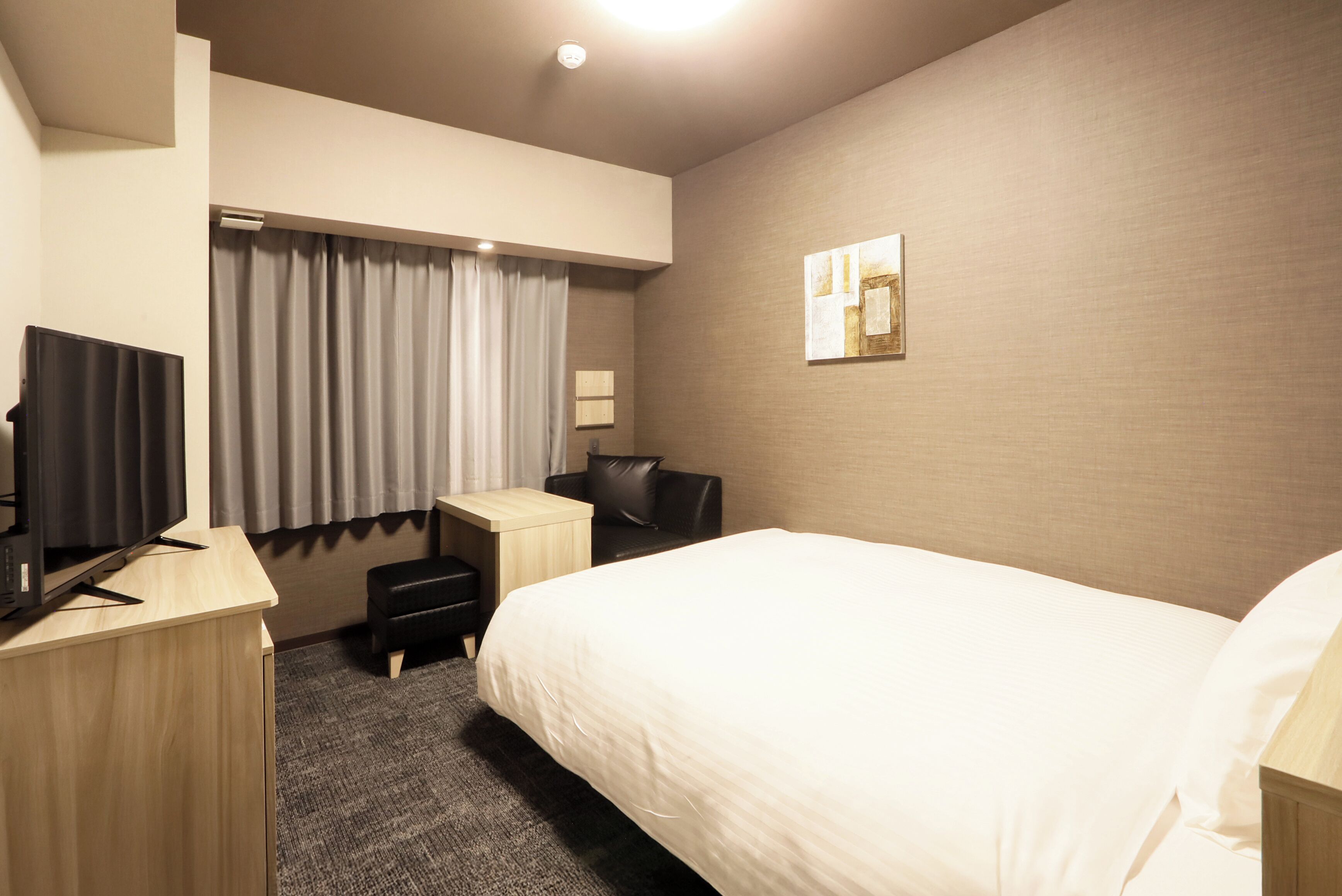 مكتب ومساحة عمل للكمبيوتر المحمول وستائر تعتيم ومكواة/لوح كي