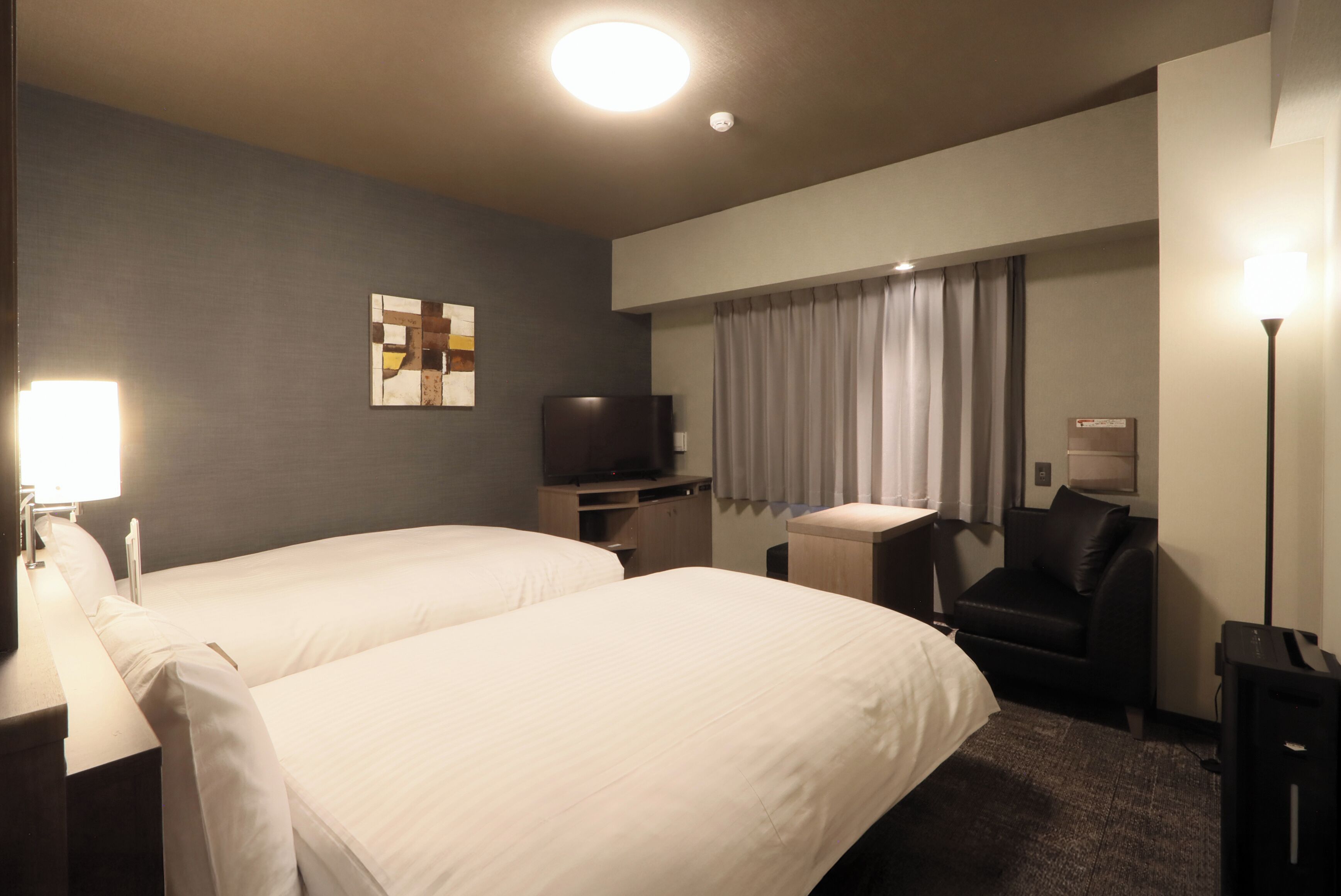 Escrivaninha, espaço de trabalho para notebook, cortinas blackout