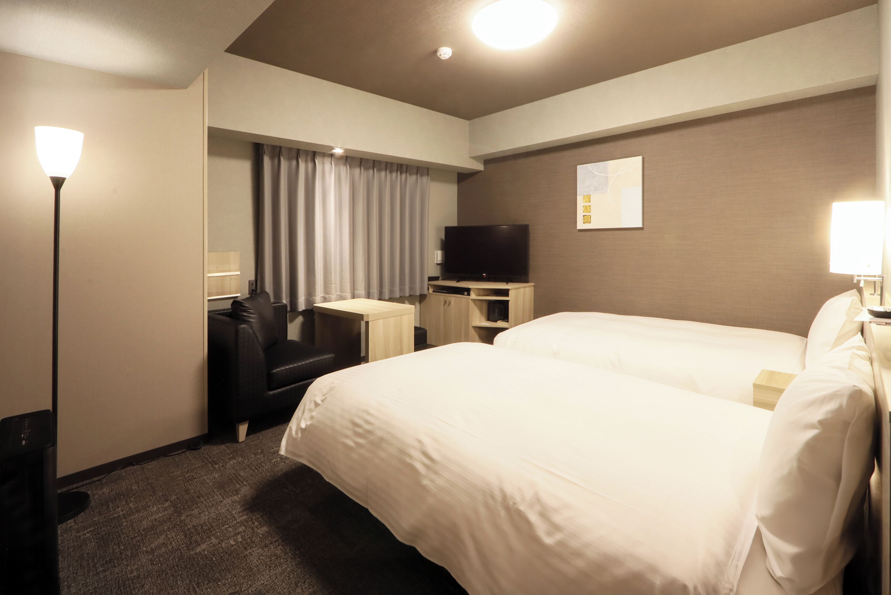 مكتب ومساحة عمل للكمبيوتر المحمول وستائر تعتيم ومكواة/لوح كي