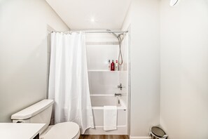 Hair dryer, towels, soap, toilet paper - Amazing 2-bedroom house in cool Calgary neighborhood perfect for relaxing (Calgary)