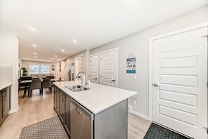Interior - Amazing 2-bedroom house in cool Calgary neighborhood perfect for relaxing (Calgary)