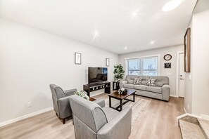 Living area - Amazing 2-bedroom house in cool Calgary neighborhood perfect for relaxing (Calgary)