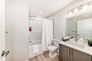 Hair dryer, towels, soap, toilet paper - Amazing 2-bedroom house in cool Calgary neighborhood perfect for relaxing (Calgary)