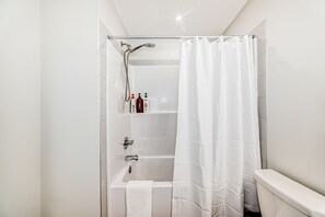 Hair dryer, towels, soap, toilet paper - Amazing 2-bedroom house in cool Calgary neighborhood perfect for relaxing (Calgary)