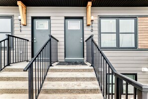 Property grounds - Amazing 2-bedroom house in cool Calgary neighborhood perfect for relaxing (Calgary)