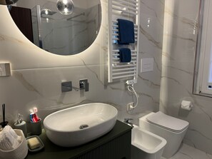 Secadora de cabello, bidet, toallas, jabón 