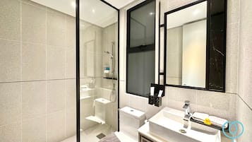 Suíte executiva, vista para a cidade | Quartos à prova de som, ferros/tábuas de passar roupa, Wi-Fi de cortesia