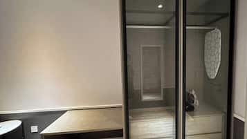 Deluxe Suite | Iron/ironing board, free WiFi