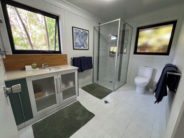 Shower, hair dryer, towels, soap - Luxview Lodge - mountain stay, spectacular views (Mudgeeraba)
