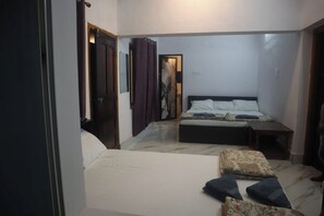 Laptop workspace, free WiFi - Silver Sand Beach Homestay (Bhatkal)