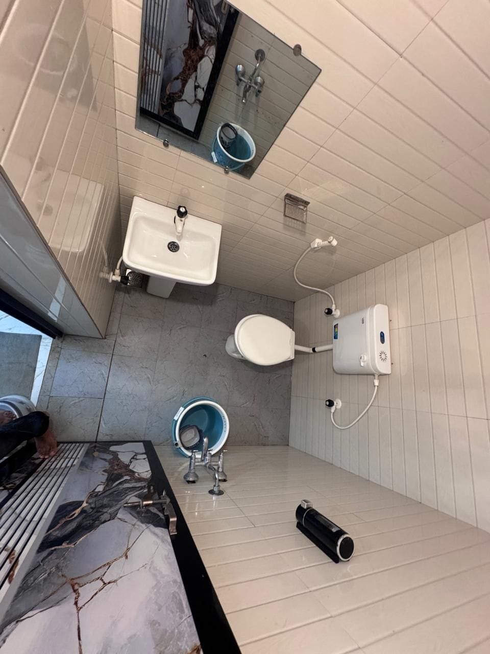Un baño con lavamanos, inodoro y bidé.
