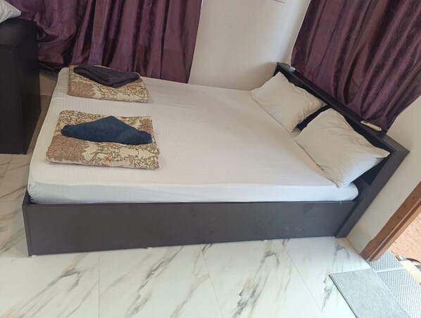 Laptop workspace, free WiFi - Silver Sand Beach Homestay (Bhatkal)