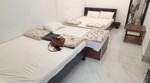 Laptop workspace, free WiFi - Silver Sand Beach Homestay (Bhatkal)