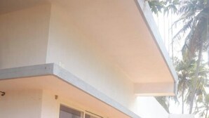 Un edificio moderno con techo plano, ventanas grandes y una puerta.