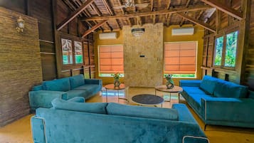 Coin salon dans le hall