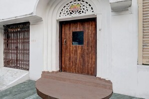 House | Meja sambut tetamu