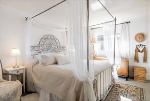 4 bedrooms, WiFi, bed sheets