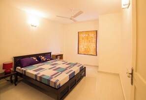 Tabla de planchar con plancha, wifi y ropa de cama 