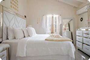2 bedrooms, iron/ironing board, WiFi, bed sheets - Charming 2-bedroom house with AC in amazing Old Harbour to relax and enjoy . (Old Harbour)