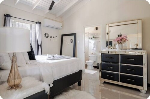 Charming 2-bedroom house with AC in amazing Old Harbour to relax and enjoy .