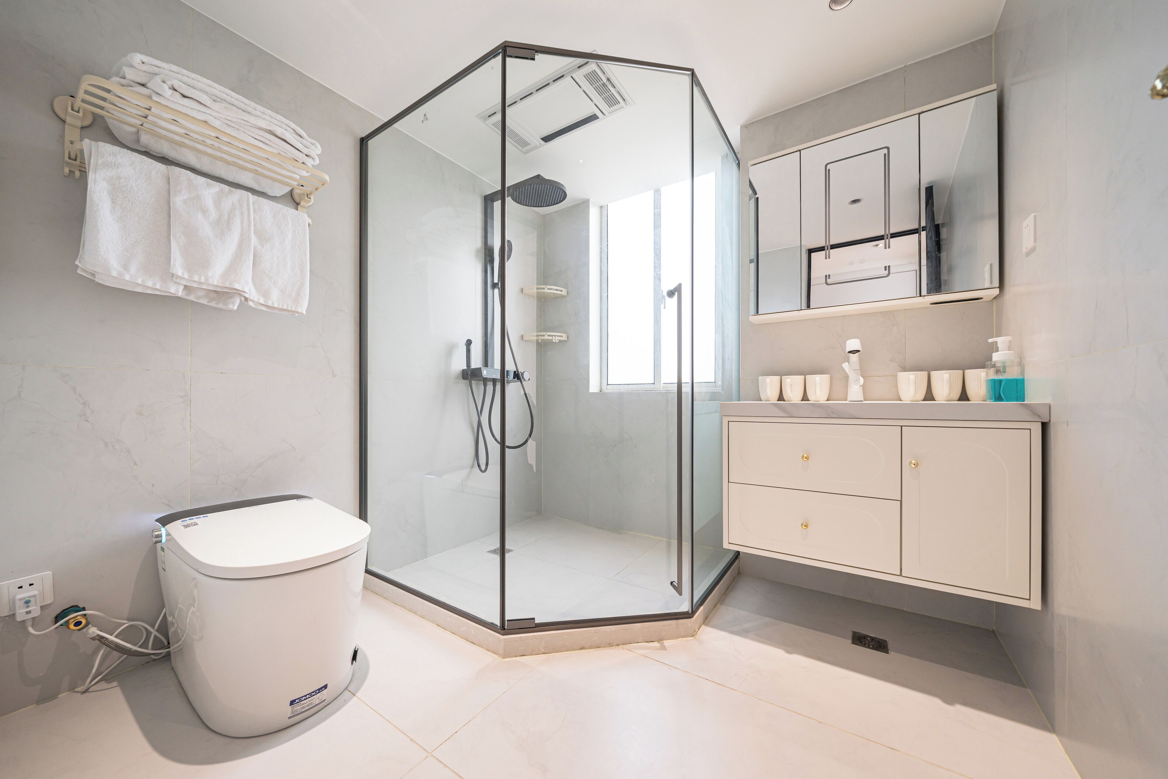 Appartamento | Bagno | Doccia, soffione a pioggia, set di cortesia gratuito, asciugacapelli