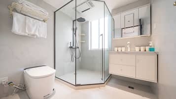 Appartement | Badkamer | Een douche, een regendouche, gratis toiletartikelen, een haardroger