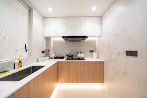 Apartamento Deluxe | Cocina privada | Frigorífico grande, placa de cocina y utensilios de cocina