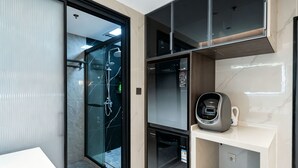 Shower, rainfall showerhead, free toiletries, hair dryer - Today Aparthotel (Shanghai)