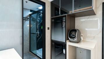Shower, rainfall showerhead, free toiletries, hair dryer