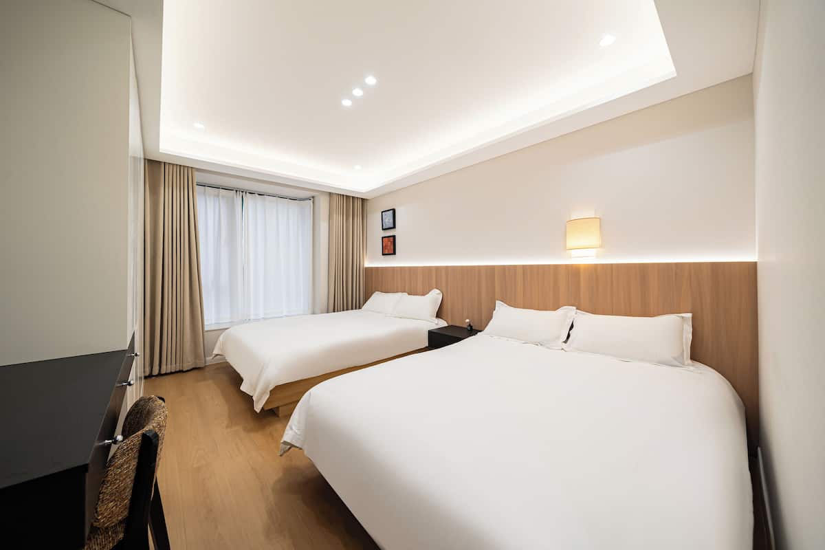 Deluxe Apartment | Premium bedding, down comforters, pillowtop beds, individually decorated