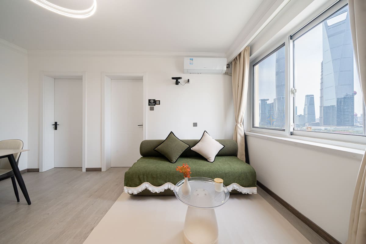 Apartment | Ruang tamu | 60 inci sebuah televisyen pintar dengan digital