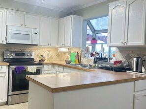 Private kitchen - Luxury & Spacious House Near Coquitlam Town Centre (Coquitlam)